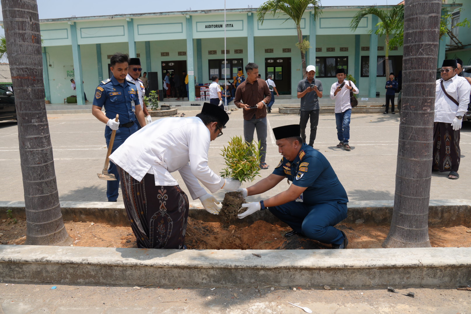 Gelar Syahbandar Bersholawat, KSOP Kalianget Edukasi Santri Ponpes Aqidah Usymuni tentang Keselamatan Pelayaran