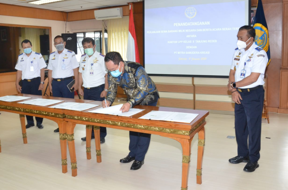 KEMENHUB SERAHTERIMAKAN TANAH DAN BANGUNAN SEBAGAI LAHAN LAPANGAN PENUMPUKAN DI PELABUHAN TANJUNG REDEB KALIMANTAN TIMUR