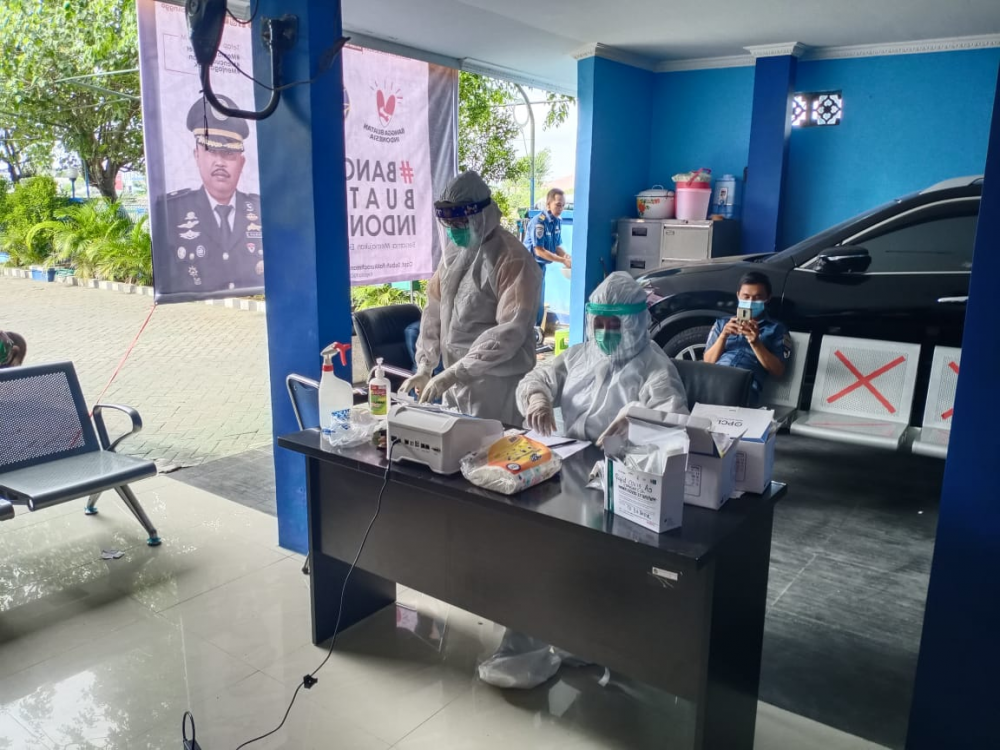 CEGAH PENYEBARAN VIRUS COVID-19, KSOP KELAS IV PROBOLINGGO MENGGELAR RAPID TEST ANTIGEN DAN PENYEMPROTAN DESINFECTAN