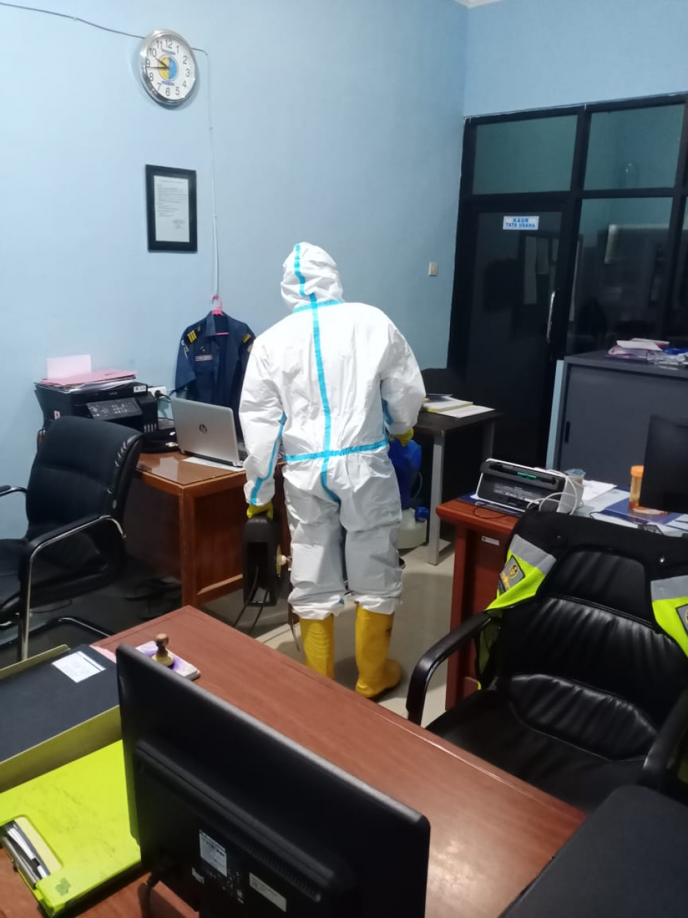 CEGAH PENYEBARAN VIRUS COVID-19, KSOP KELAS IV PROBOLINGGO MENGGELAR RAPID TEST ANTIGEN DAN PENYEMPROTAN DESINFECTAN