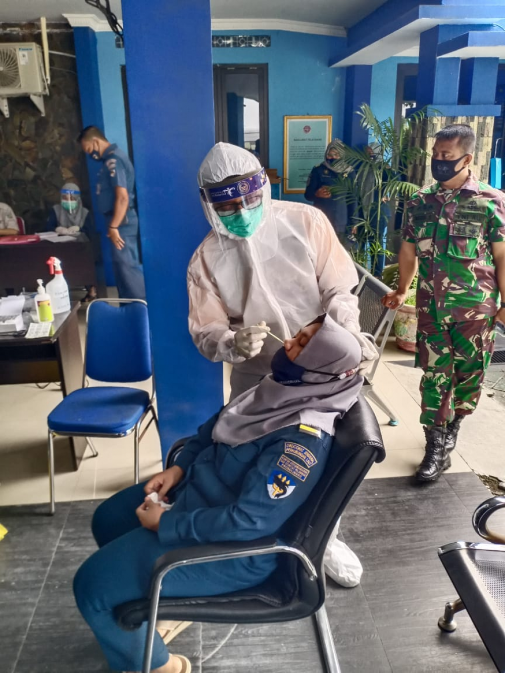 CEGAH PENYEBARAN VIRUS COVID-19, KSOP KELAS IV PROBOLINGGO MENGGELAR RAPID TEST ANTIGEN DAN PENYEMPROTAN DESINFECTAN