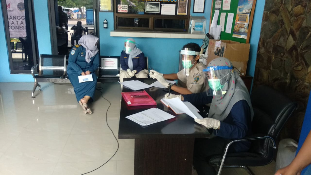 CEGAH PENYEBARAN VIRUS COVID-19, KSOP KELAS IV PROBOLINGGO MENGGELAR RAPID TEST ANTIGEN DAN PENYEMPROTAN DESINFECTAN