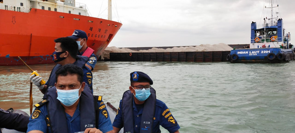 KSOP TANJUNG BALAI KARIMUN CEK MUSIBAH TUBRUKAN KAPAL TONGKANG TB INDAH LAUT DENGAN KAPAL BERBENDERA KOREA DI KEPULAUAN RIAU