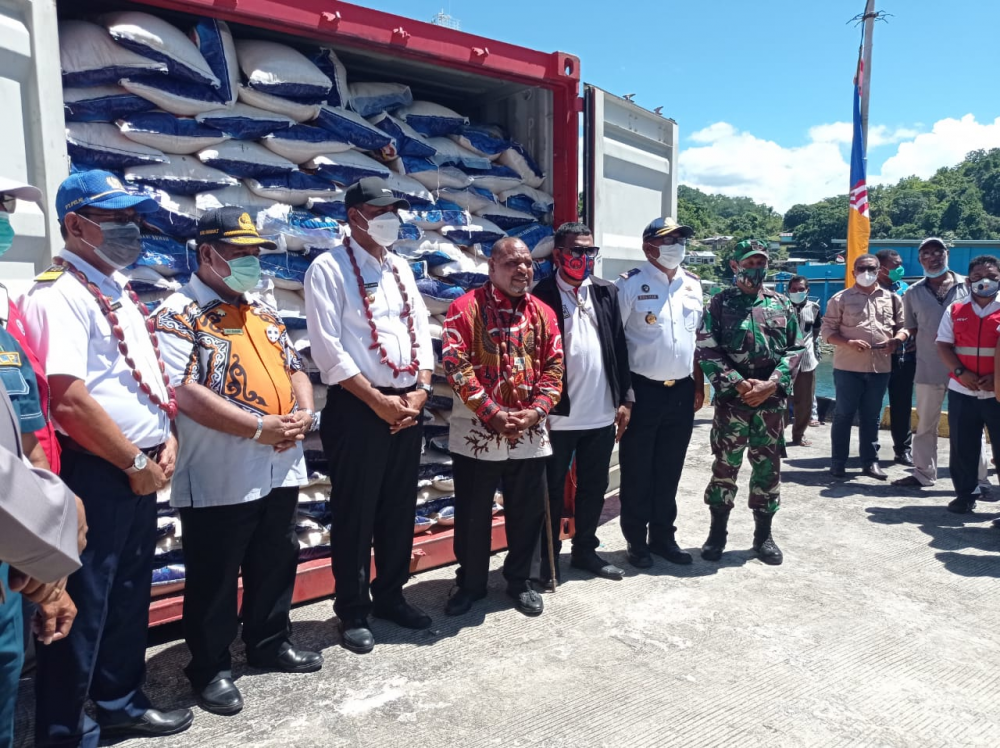 ANGKUT BAPOKTING DARI MERAUKE, PELAYARAN PERDANA KAPAL TOL LAUT KM. LOGISTIK NUSANTARA 2 TIBA DI KABUPATEN FAKFAK PAPUA BARAT