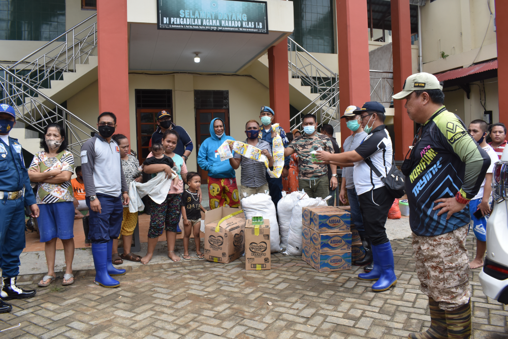 Aksi Cepat Tanggap, KSOP Bitung Bantu Korban Bencana Manado