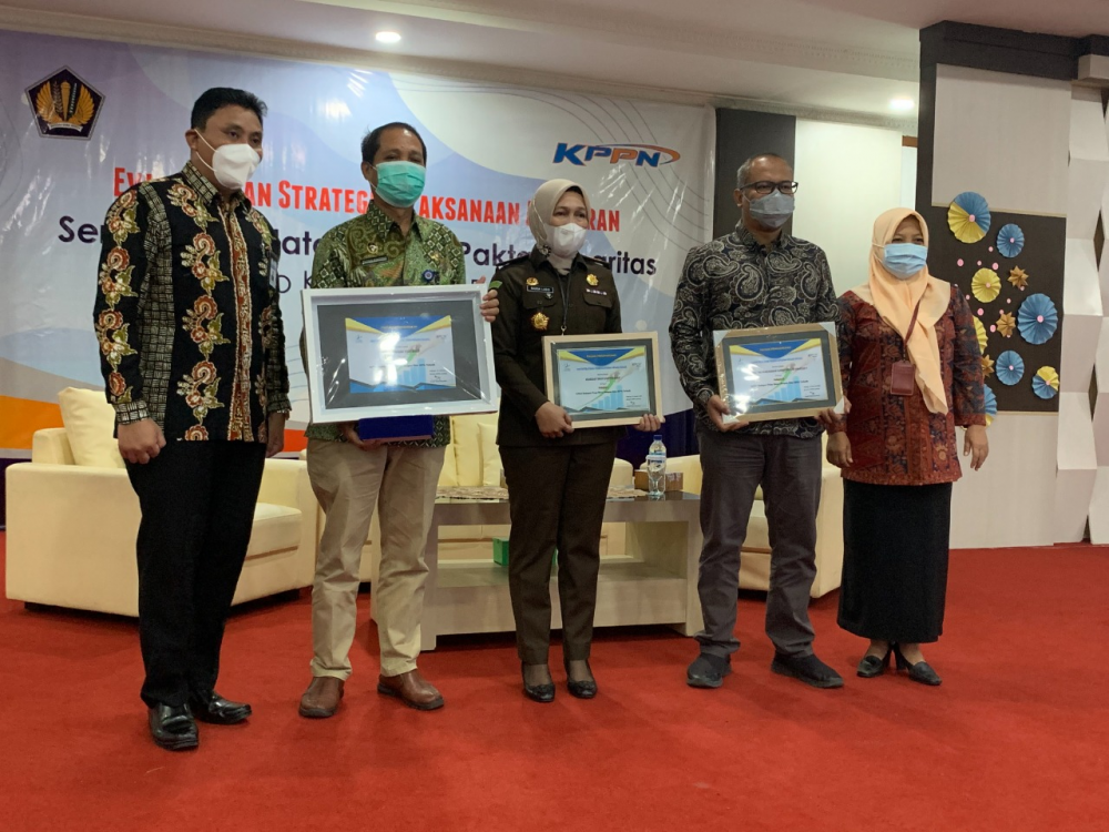 DISNAV TELUK BAYUR RAIH PENGHARGAAN SEBAGAI SATKER TERBAIK PENGELOLAAN APBN TA 2020 DI PADANG