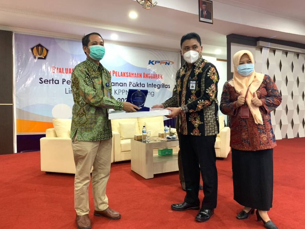 DISNAV TELUK BAYUR RAIH PENGHARGAAN SEBAGAI SATKER TERBAIK PENGELOLAAN APBN TA 2020 DI PADANG