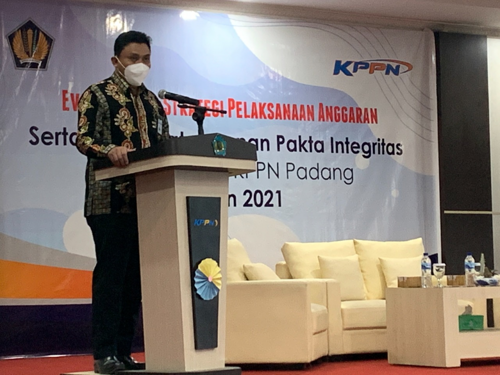 DISNAV TELUK BAYUR RAIH PENGHARGAAN SEBAGAI SATKER TERBAIK PENGELOLAAN APBN TA 2020 DI PADANG