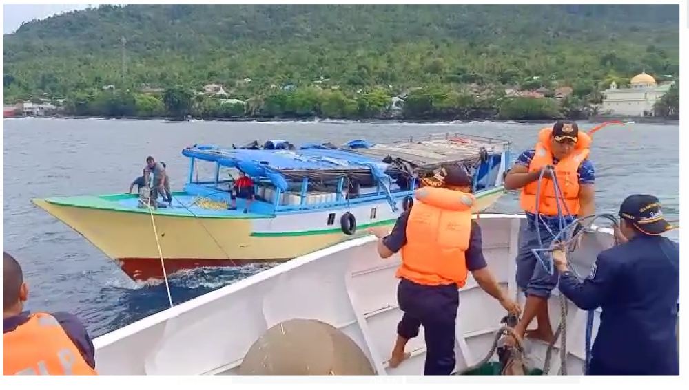 EVAKUASI KM. LINTAS TUANANE OLEH UPP SOASIO DAN KSOP TERNATE