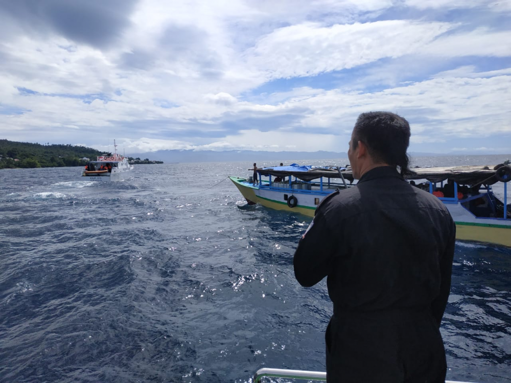 KEMENHUB EVAKUASI KAPAL PERAHU MOTOR YANG MATI MESIN DI PERAIRAN TIDORE