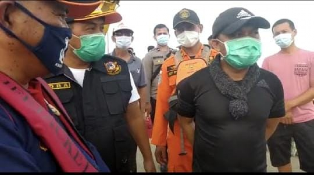 KEMENHUB DAN TIM SAR EVAKUASI PARA PENUMPANG DALAM INSIDEN TERBALIKNYA KMP BILI DI KALBAR