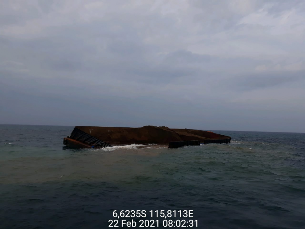 AKSI CEPAT UPP SAPEKEN  TANGANI TONGKANG STAR MARINE KANDAS DI KEPULAUAN KANGEAN
