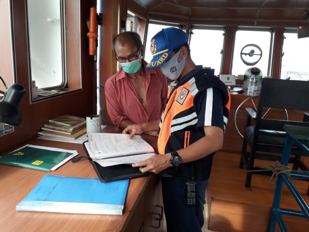 AKSI CEPAT UPP SAPEKEN TANGANI TONGKANG STAR MARINE KANDAS DI KEPULAUAN KANGEAN