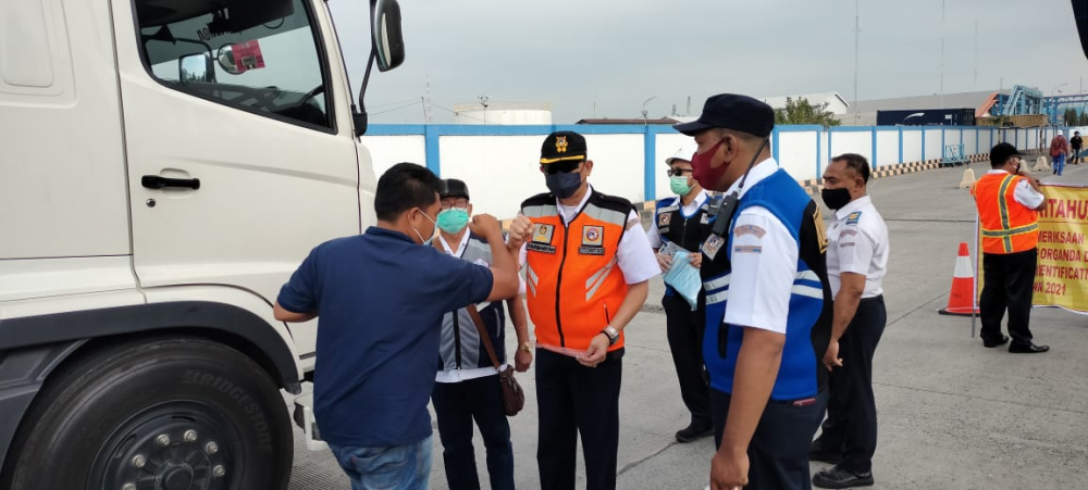PENERTIBAN KENDARAAN TRAILER/TRUCK/DUMP TRUCK/TANGKI DAN PEMBAGIAN MASKER DI LINGKUNGAN PELABUHAN BELAWAN