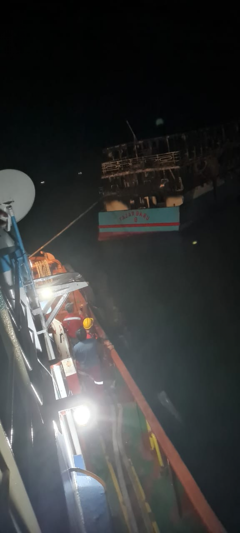 AKSI CEPAT KSOP SORONG PASTIKAN TIDAK ADA KORBAN JIWA DALAM INSIDEN TERBAKARNYA KM FAJAR BARU 8 DI PAPUA BARAT