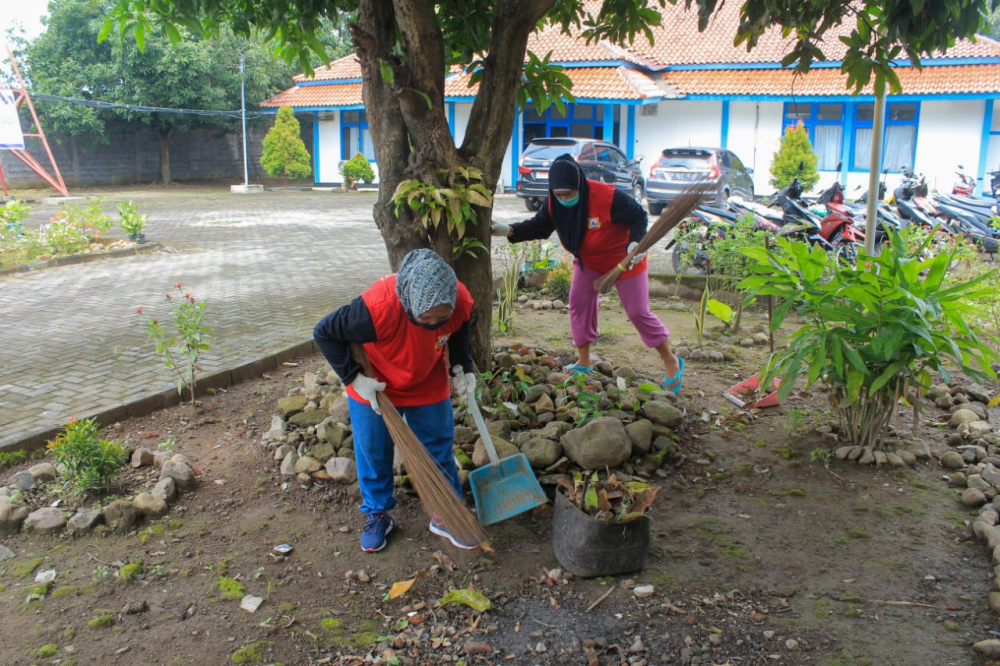 SERAP RATUSAN ORANG MASYARAKAT SEKITAR, KSOP TANJUNG EMAS BERSAMA DISNAV SEMARANG LAKSANAKAN PROGRAM PADAT KARYA
