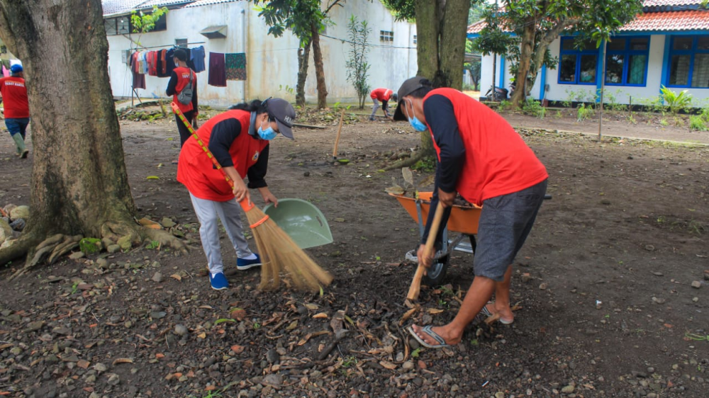 SERAP RATUSAN ORANG MASYARAKAT SEKITAR, KSOP TANJUNG EMAS BERSAMA DISNAV SEMARANG LAKSANAKAN PROGRAM PADAT KARYA
