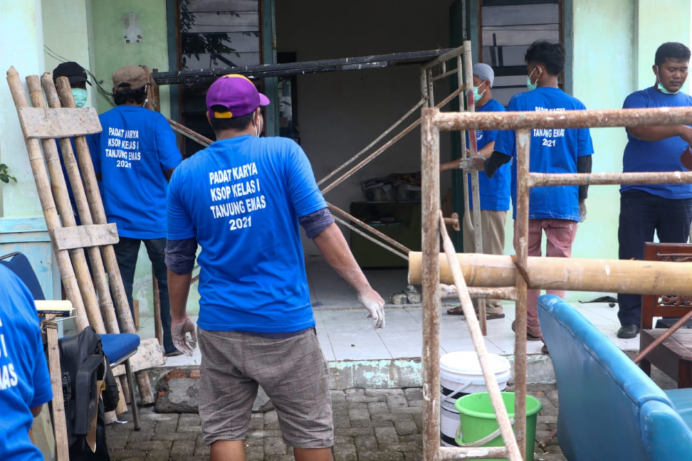 SERAP RATUSAN ORANG MASYARAKAT SEKITAR, KSOP TANJUNG EMAS BERSAMA DISNAV SEMARANG LAKSANAKAN PROGRAM PADAT KARYA