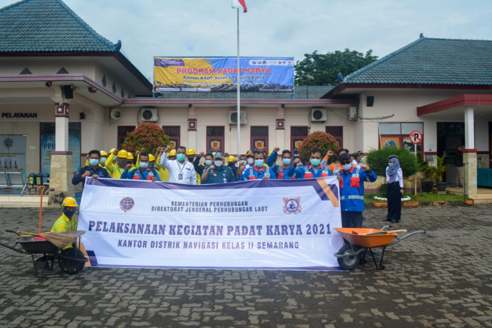 SERAP RATUSAN ORANG MASYARAKAT SEKITAR, KSOP TANJUNG EMAS BERSAMA DISNAV SEMARANG LAKSANAKAN PROGRAM PADAT KARYA