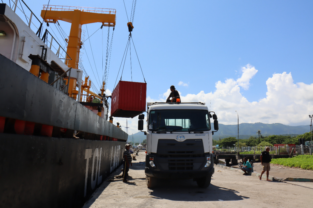 19 KONTAINER MUATAN BALIK TOL LAUT DIANGKUT DARI LEWOLEBA NTT MENUJU SURABAYA