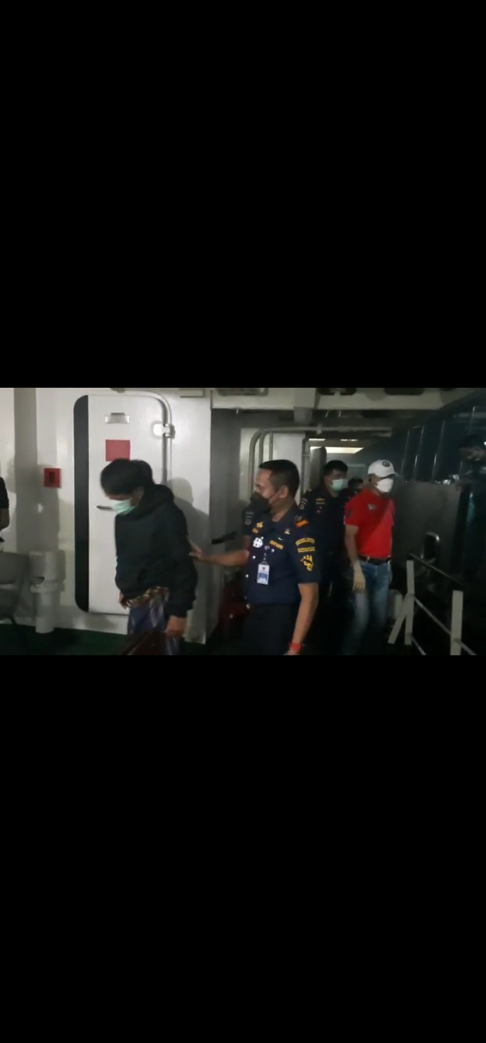 INFORMASI CEPAT DARI VTS BATAM SELAMATKAN TIGA PENUMPANG KAPAL BOAT YANG TENGGELAM DI PULAU PUTRI