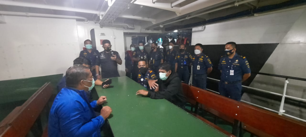 INFORMASI CEPAT DARI VTS BATAM SELAMATKAN TIGA PENUMPANG KAPAL BOAT YANG TENGGELAM DI PULAU PUTRI