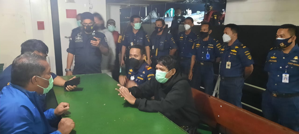 INFORMASI CEPAT DARI VTS BATAM SELAMATKAN TIGA PENUMPANG KAPAL BOAT YANG TENGGELAM DI PULAU PUTRI