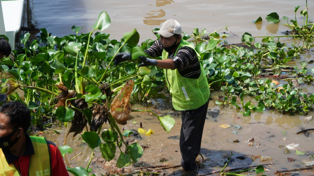 PEMELIHARAAN FASILITAS PELAYANAN DAN PELAYARAN, DITJEN HUBLA LIBATKAN RATUSAN ORANG DALAM ACARA PADAT KARYA DI PALEMBANG DAN SABANG