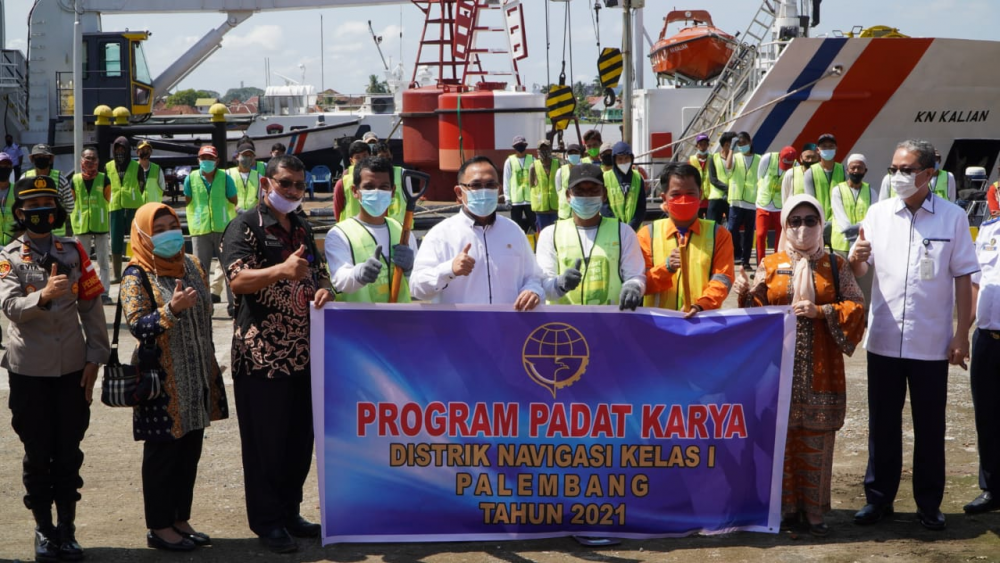PEMELIHARAAN FASILITAS PELAYANAN DAN PELAYARAN, DITJEN HUBLA LIBATKAN RATUSAN ORANG DALAM ACARA PADAT KARYA DI PALEMBANG DAN SABANG