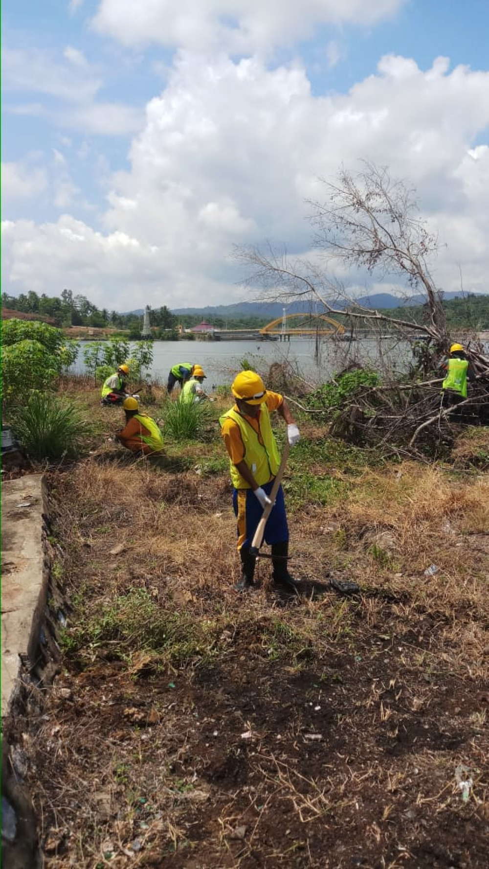 DISNAV KENDARI LIBATKAN 100 ORANG MASYARAKAT SEKITAR DI PROGRAM PADAT KARYA KEMENHUB
