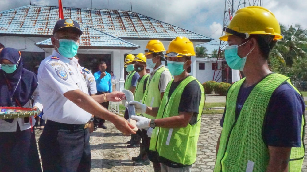 DISNAV KENDARI LIBATKAN 100 ORANG MASYARAKAT SEKITAR DI PROGRAM PADAT KARYA KEMENHUB