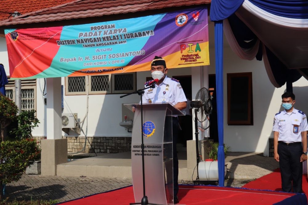LIBATKAN MASYARAKAT  SEKITAR, KEMENHUB GELAR PROGRAM PADAT KARYA  DI SURABAYA DAN SUMATERA BARAT