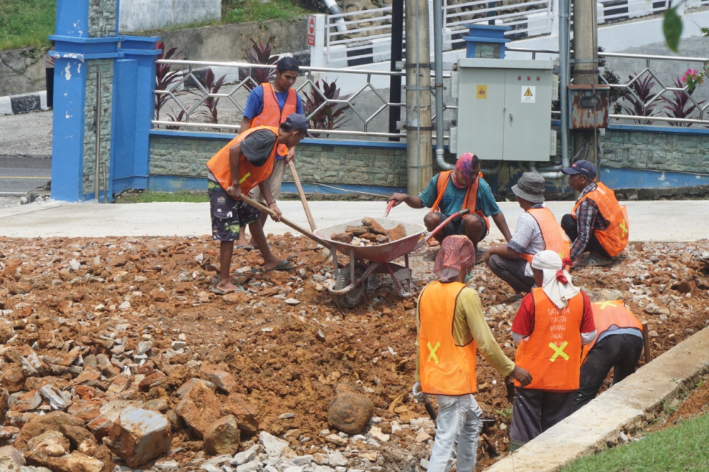 LIBATKAN MASYARAKAT SEKITAR, KEMENHUB GELAR PROGRAM PADAT KARYA DI SURABAYA DAN SUMATERA BARAT
