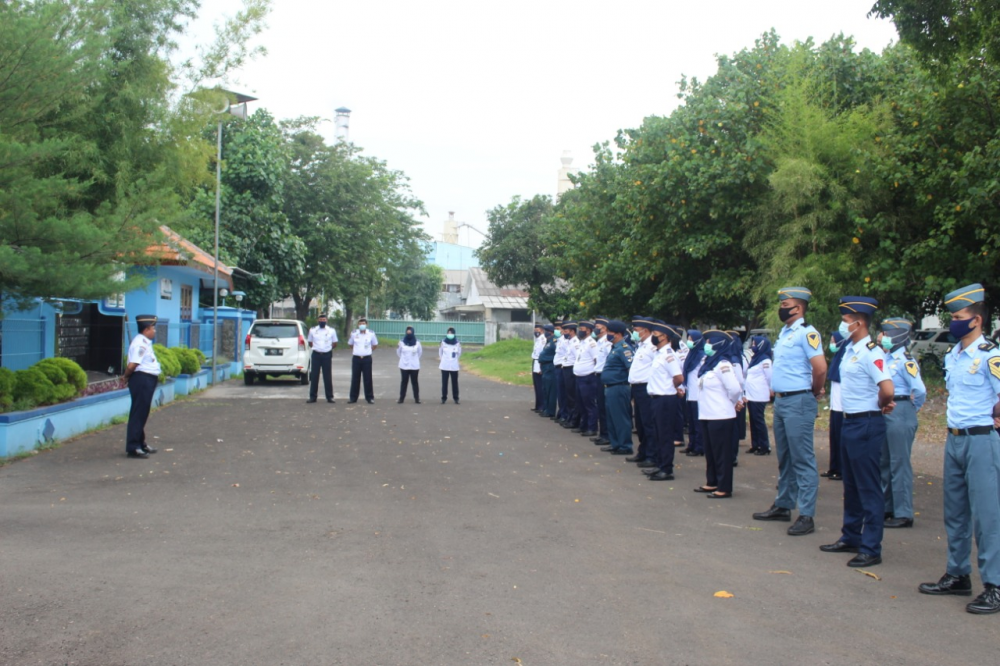 PIMPIN GIAT RUTIN APEL PAGI, KEPALA KSOP KELAS IV PROBOLINGGO MEMBERIKAN PENGARAHAN KEPADA SELURUH ASN
