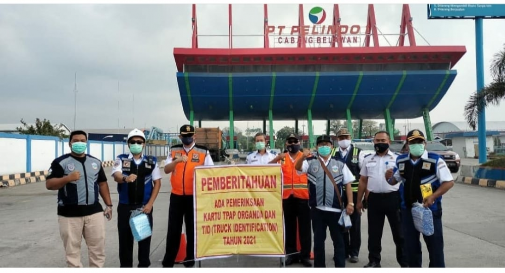 PENERTIBAN KENDARAAN TRAILER/TRUCK/DUMP TRUCK/TANGKI DAN PEMBAGIAN MASKER DI LINGKUNGAN PELABUHAN BELAWAN