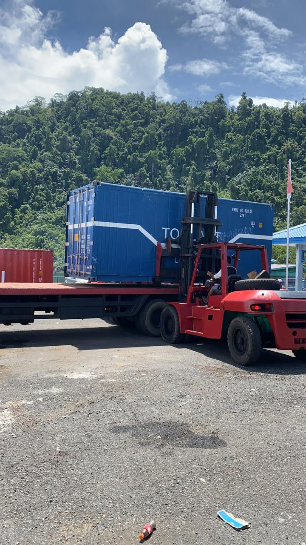 TOL LAUT ANGKUT PULUHAN KONTAINER KOPRA DARI JAILOLO KE PULAU JAWA