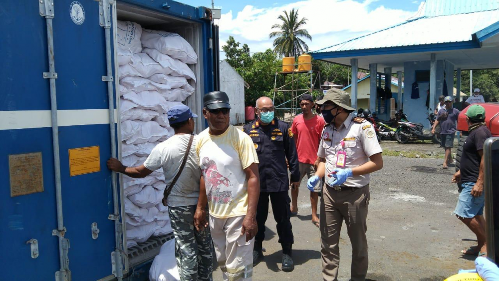 TOL LAUT ANGKUT PULUHAN KONTAINER KOPRA DARI JAILOLO KE PULAU JAWA