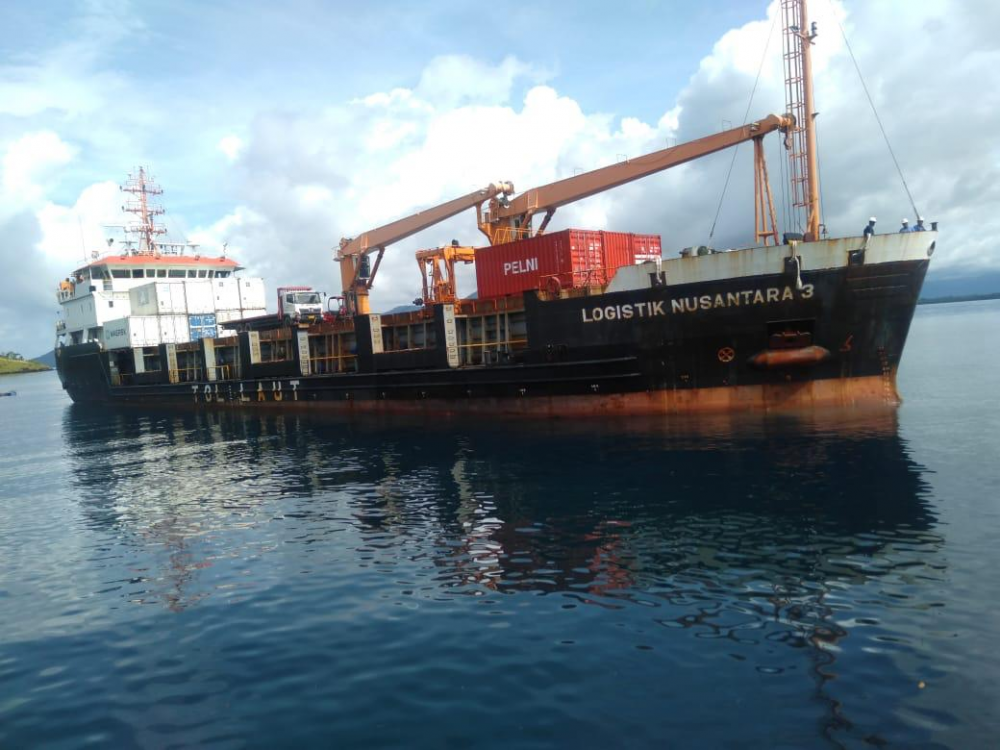 TOL LAUT ANGKUT PULUHAN KONTAINER KOPRA DARI JAILOLO KE PULAU JAWA