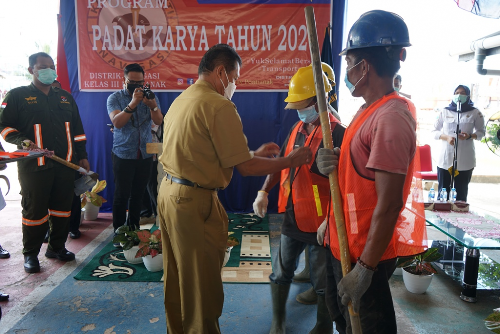 LIBATKAN MASYARAKAT, KEMENHUB GELAR PADAT KARYA SELAMA 12 HARI DI PONTIANAK