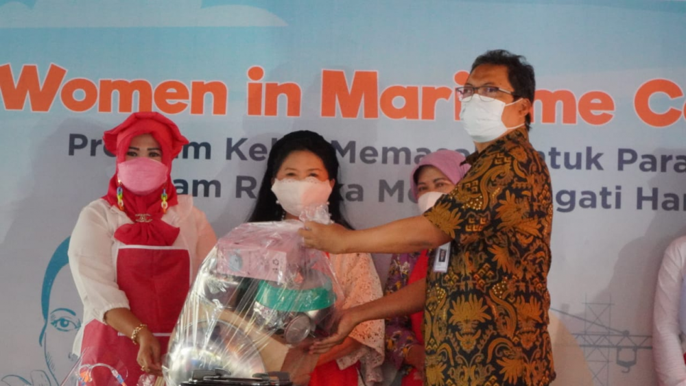BERDAYAKAN PEREMPUAN DI SEKITAR WILAYAH PELABUHAN, 50 ORANG ISTRI TKBM PELABUHAN TANJUNG PRIOK DAPATKAN PELATIHAN MEMASAK
