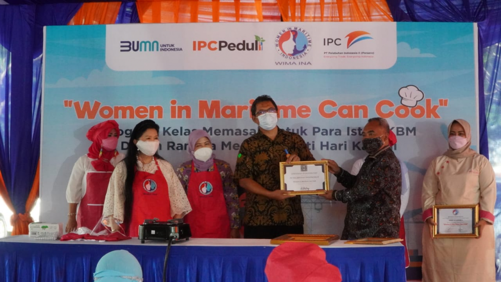 BERDAYAKAN PEREMPUAN DI SEKITAR WILAYAH PELABUHAN, 50 ORANG ISTRI TKBM PELABUHAN TANJUNG PRIOK DAPATKAN PELATIHAN MEMASAK
