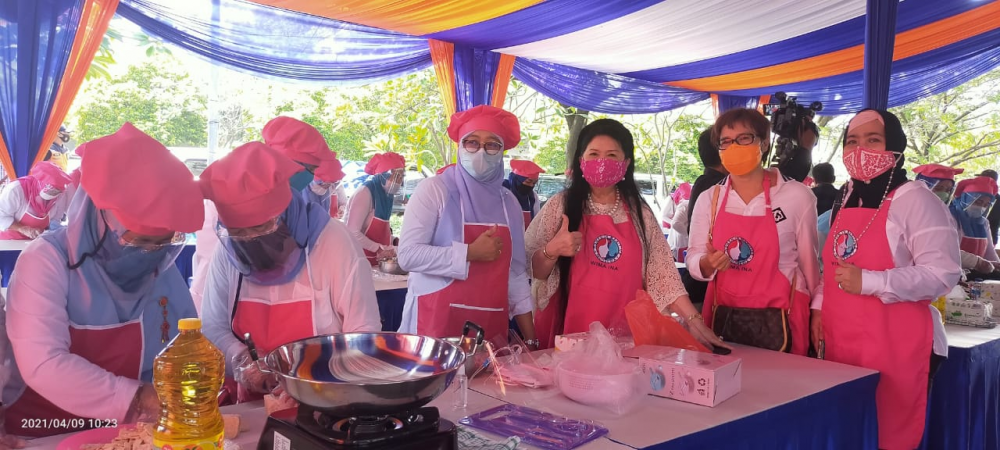 BERDAYAKAN PEREMPUAN DI SEKITAR WILAYAH PELABUHAN, 50 ORANG ISTRI TKBM PELABUHAN TANJUNG PRIOK DAPATKAN PELATIHAN MEMASAK