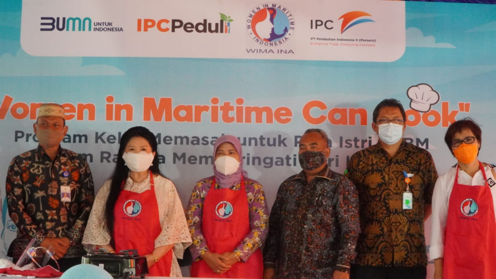 BERDAYAKAN PEREMPUAN DI SEKITAR WILAYAH PELABUHAN, 50 ORANG ISTRI TKBM PELABUHAN TANJUNG PRIOK DAPATKAN PELATIHAN MEMASAK