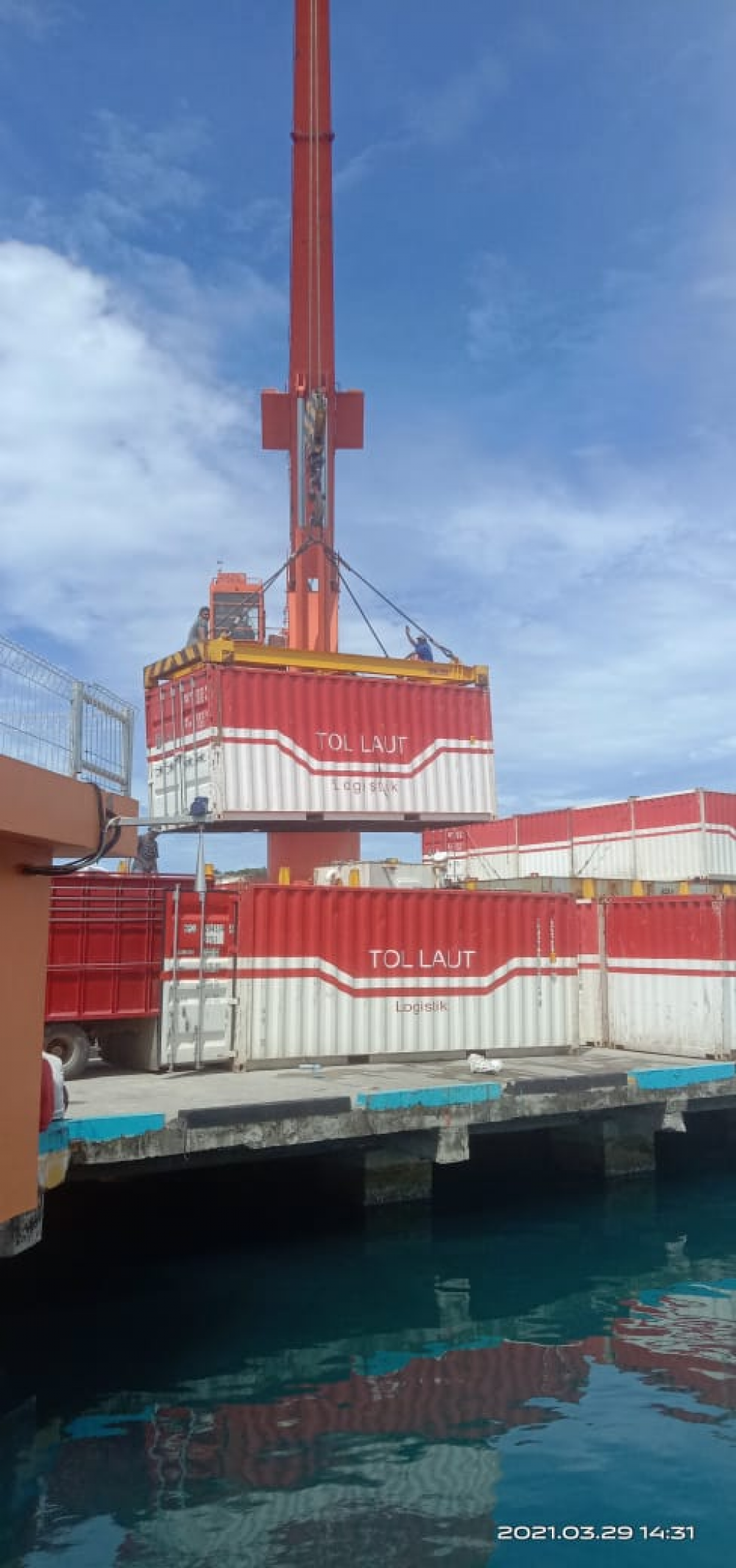 TOL LAUT PAPUA DAN PAPUA BARAT WUJUD INTEGRITAS IMPLEMENTASI PRIORITAS NASIONAL DI TANAH PAPUA