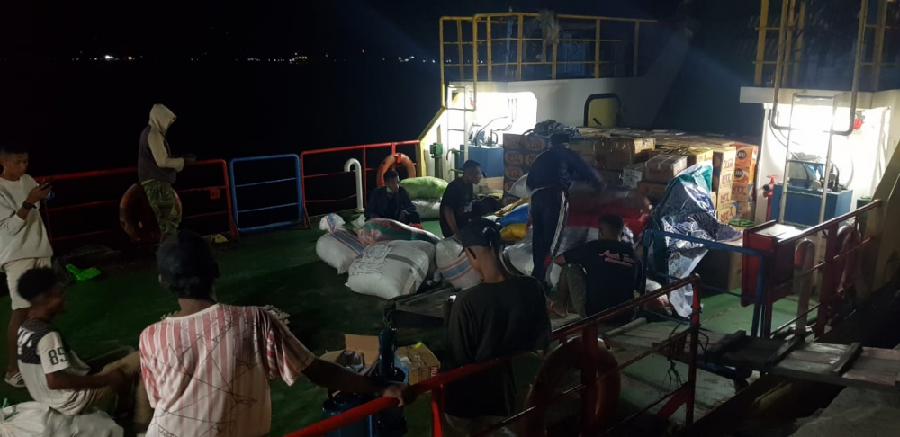 KEMENHUB FASILITASI PENGIRIMAN BANTUAN KEMANUSIAAN UNTUK KORBAN BANJIR ROB DI SEMPARONG - NTT