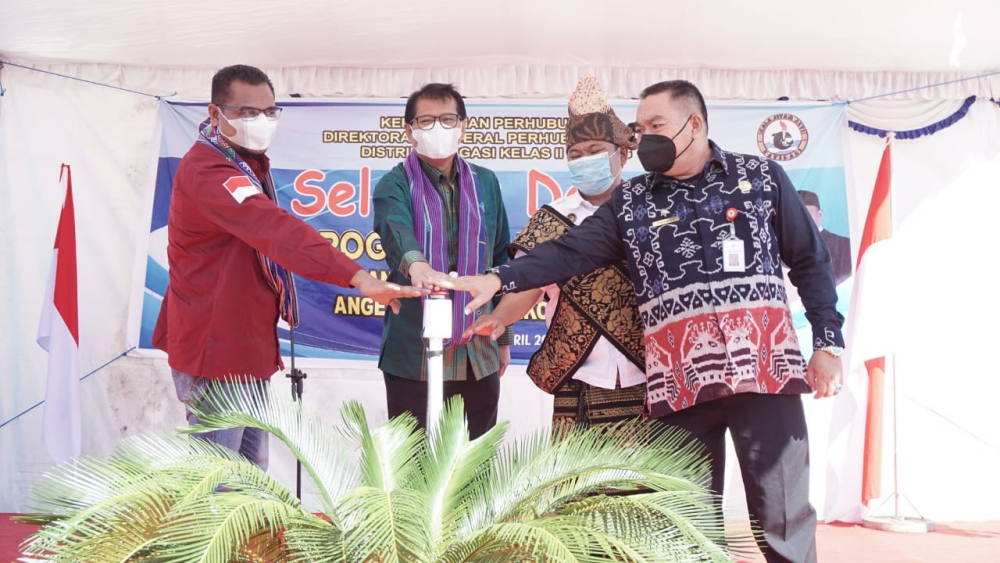 RATUSAN ORANG MASYARAKAT KUPANG IKUTI PROGRAM PADAT KARYA DITJEN HUBLA 2021