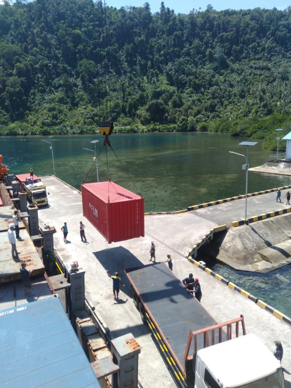 PERDANA, TOL LAUT ANGKUT VCO DARI MALUKU UTARA KE PULAU JAWA