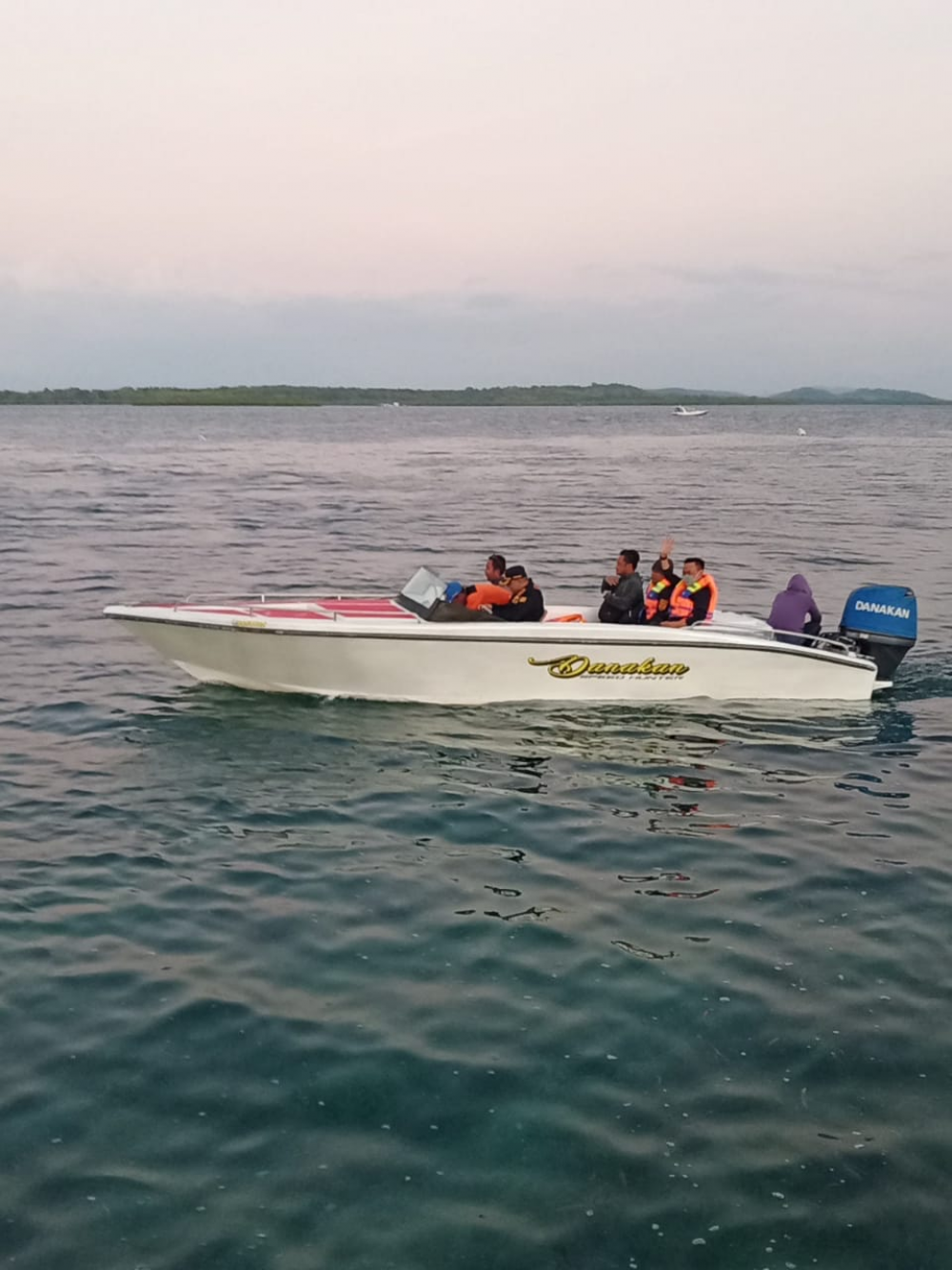 TIM QRT UPP SAPEKEN SELAMATKAN 229 PENUMPANG KAPAL KM SABUK NUSANTARA 92