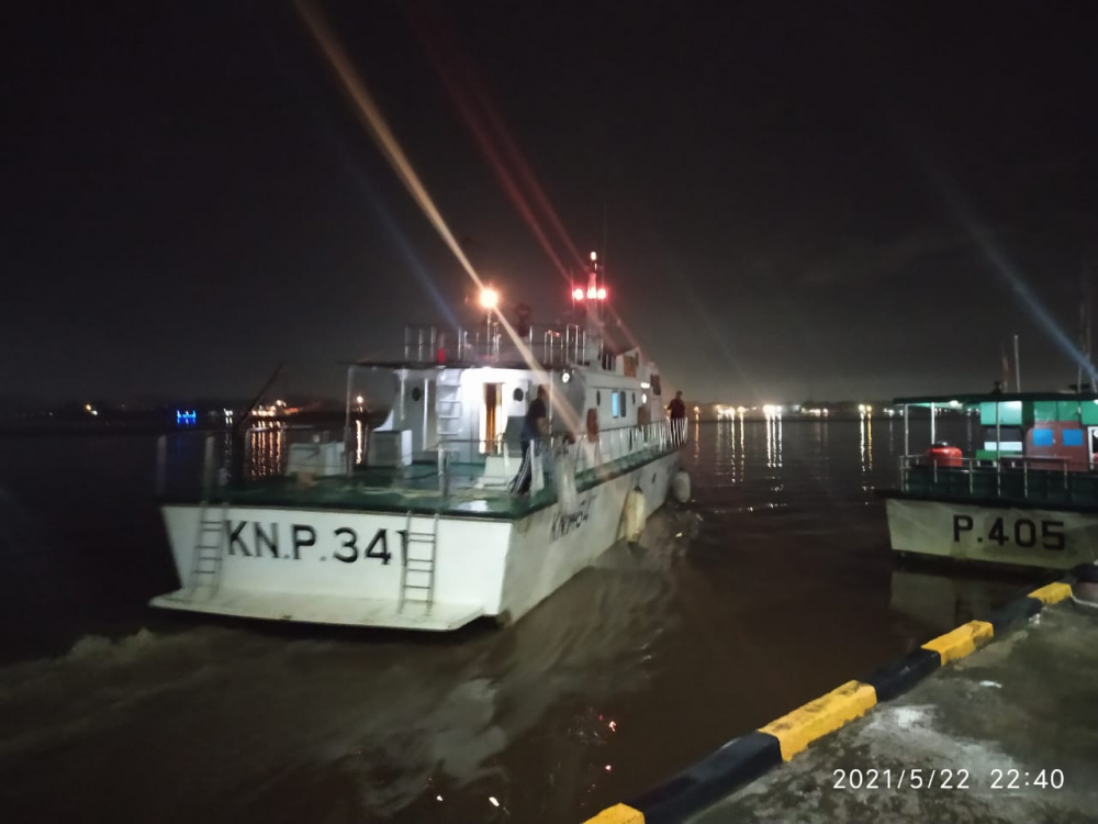AKSI CEPAT KSOP PONTIANAK SELAMATKAN ABK KM SINAR BONTANG I YANG MATI MESIN DI PERAIRAN MUARA JUNGKAT