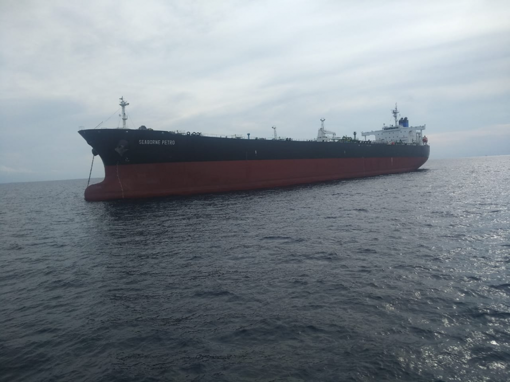 KAPAL TANKER RUSAK MESIN, KPLP TANJUNG UBAN KIRIM KAPAL PATROLI BERIKAN PERTOLONGAN DAN PENGAMANAN